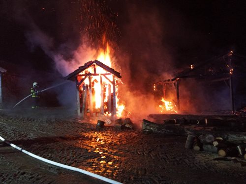 Hasiči zasahovali u požáru přístřešku a dřevníku