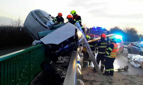Auto zůstalo viset na zábradlí mostu