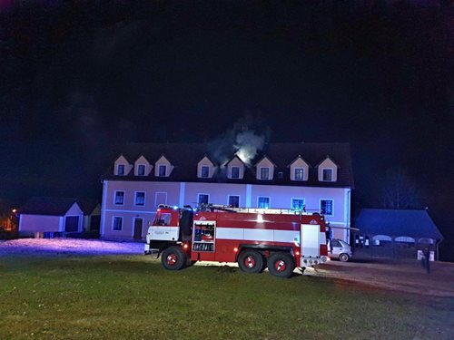 Noční požár střechy v Křinicích na Broumovsku