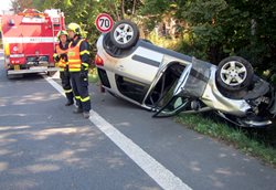 Nehoda jednoho osobního vozu zkomplikovala dopravu ve Zlíně.