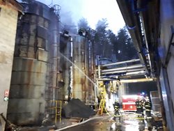 Požár zásobníku na asfalt likvidovaly jednotky z druhého stupně poplachu