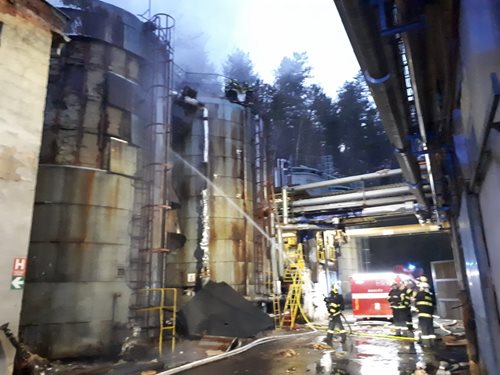 Požár zásobníku na asfalt likvidovaly jednotky z druhého stupně poplachu