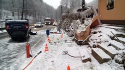 Husté sněžení s sebou přineslo v Karlovarském kraji řadu dopravních nehod