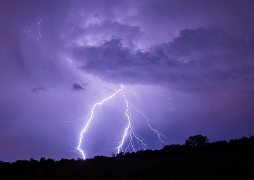 Výstraha meteorologů upozorňuje na silné bouřky a rizika škod