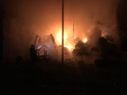 Požár zemědělského objektu v Cerhenicích likvidovalo devět jednotek