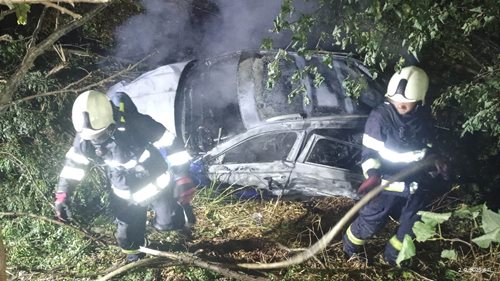 Noční nehoda skončila tragicky, osobní auto zcela shořelo