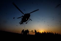 Na likvidaci požáru lesa bylo nasazeno 10 jednotek hasičů i policejní vrtulník