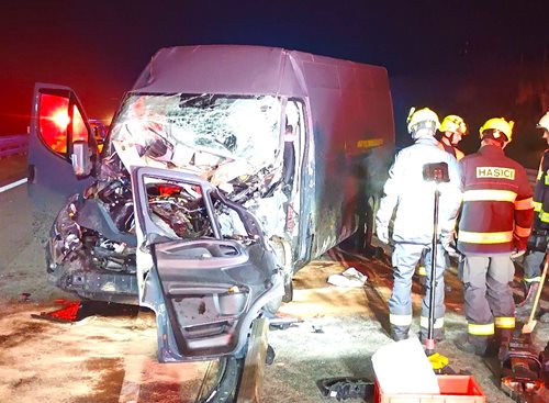Srážka dodávky s kamionem zablokovala dálnici. Hasiči vyprošťovali zraněnou osobu
