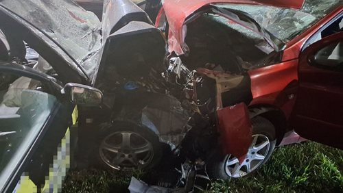 Tragická noční nehoda dvou aut. Dva lidé zemřeli, dalších pět se zranilo