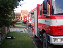 Hořící sklep se dřevem nemile překvapil majitele
