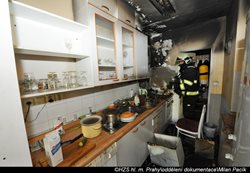 Dnešní ranní požár bytu v pražských Stodůlkách způsobila nedbalost, zranili se dva policisté