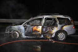 Požár osobního auta v Děčíně – Dobkovicích.Auto začalo hořet za jízdy.