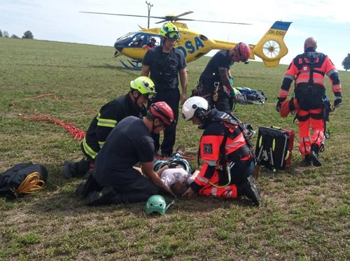Žena omdlela na skalní stěně, hasiči ji zachránili s pomocí vrtulníku