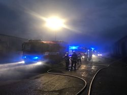 Požár autodílny ve Viticích na Kolínsku napáchal škodu za tři milio