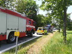 Automobil skončil na střeše, posádka v péči záchranářů