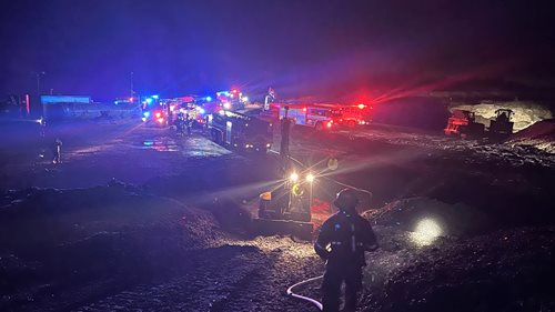 Požár průmyslové štěpky zaměstnal desítky hasičů na dlouhé hodiny