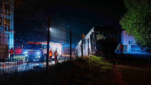 Po střetu s nákladním autem vyjel autobus ze silnice a narazil do oplocení. Uvnitř bylo šest osob.