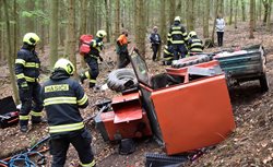 V kabině převráceného traktoru zůstal zaklíněný řidič