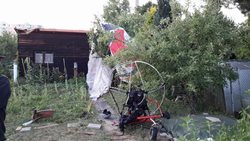 Do zahrádek v Lipníku nad Bečvou se včera večer zřítil paraglidista.
