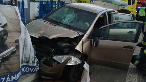 Hasiči vyprošťovali po nehodě zraněného řidiče