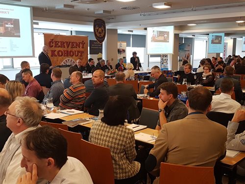 Konference Červený kohout byla zahájena