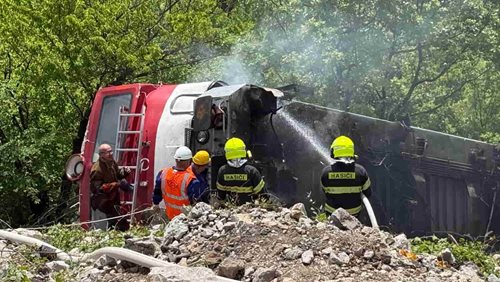 Hasiči po měsících vyprošťovali havarované drážní vozidlo. Provoz na trati se zastavil