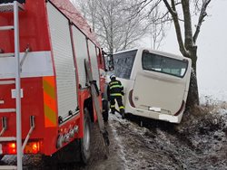 V Jihočeském kraji havaroval autobus, který sjel svojí zadní částí do příkopu.   Při nehodě zemřel jeden cestující