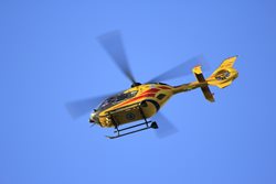 Dopravní nehoda dodávky. Pro nejvážněji zraněného zavolala záchranná služba vrtulník. 