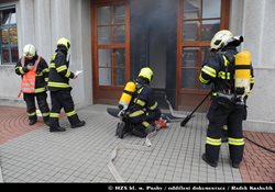 Hasiči zasahovali u simulovaného požáru v administrativní budově, cvičně hořel záložní zdroj baterií