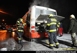 Noční požár autobusu v Čimické ulici v Praze vznikl vlivem technické závady