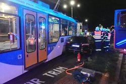 Ranní nehoda ostravské tramvaje s osobním autem 