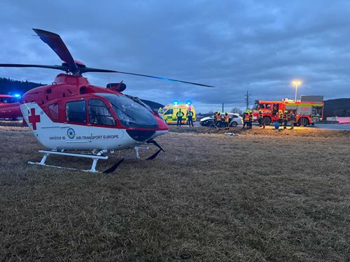 Zaklíněný řidič po střetu dvou aut skončil v péči leteckých záchranářů