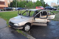V Praze na Jižním Městě hořelo auto, které sloužilo jako provizorní přístřeší bezdomovců