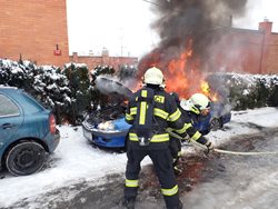 Požár osobního automobilu ve Zlíně. Zaparkované automobily zpomalily příjezd hasičů.