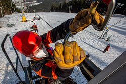 Výcvik záchrany osob z lanovky absolvovali hasiči v Deštném v Orlických horách