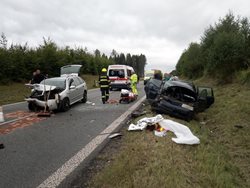 Při nehodě tří vozidel bylo zraněno sedm lidí
