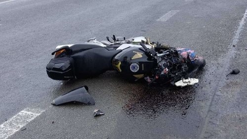 Motorkář zemřel při hromadné nehodě čtyř vozidel. Hasiči byli na místě během okamžiku