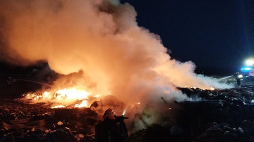 Požár skládky ohrozil okolí a zaměstnal desítky hasičů