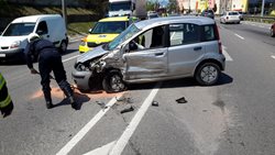Provoz na Strakonické v Českých Budějovicích blokovala nehoda dvou aut