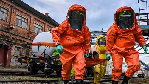 Vykolejená cisterna a únik chloru. Rozsáhlé cvičení prověřilo dvanáct jednotek hasičů
