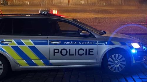 Mladíci ujížděli policii a skončili u kolejí. Předtím se měli vloupat do kiosku pro alkohol