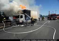 Hořící kamion na Jižní spojce zablokoval dopravu, hasiči se obtížně dostávali k místu události