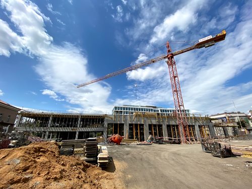 Výstavba nové holešovické hasičské stanice je v plném proudu, provizorní zázemí hasičů se změnilo