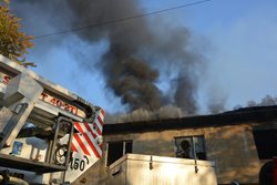Požár rozsáhlého objektu v Mělníku hasilo osmnáct jednotek i s Cobrou