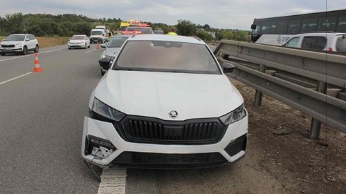 Řidič kličkoval po dálnici a narazil do svodidel. Nadýchal téměř čtyři promile