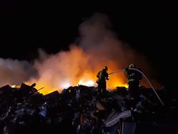 Jihomoravští hasiči zasahovali patnáct hodin u požáru skládky na Vyškovsku FOTOGALERIE