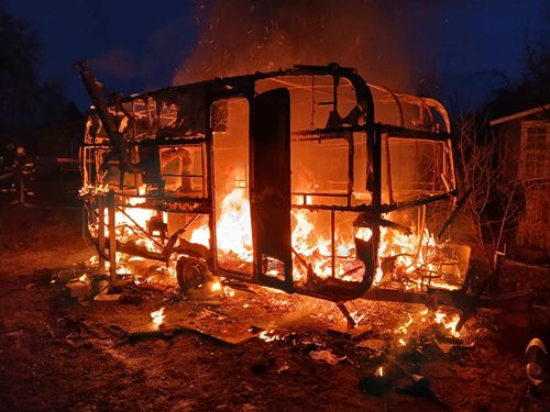 Karavan zachvátily plameny, hasiči zasahovali ve třetí fázi hoření