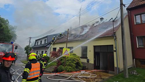 Rozsáhlý požár střechy domu zaměstnal 14 jednotek hasičů
