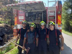 Čtvrtý odřad vystřídal ve čtvrtek odpoledne unavené hasiče na severu Čech
