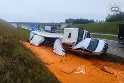 Krvavě rudé ráno : 20 tun omáčky zalilo dálnici po dramatické nehodě